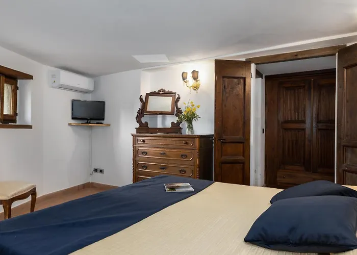 Il Romitoio 12, Emma Βίλα *